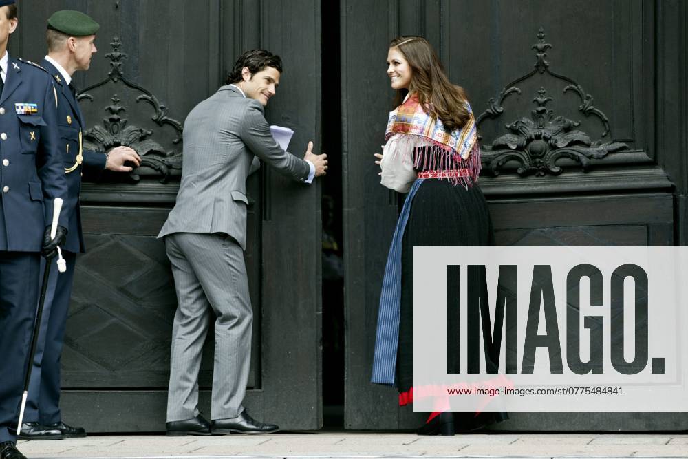 Prins carl philip och prinsessan madeleine - i folkdräkt - öppnar dörrarna till stockholms slott och evenemanget öppet slott pa nationaldagen 6 juni 2012. 2012-06-06 (c) Magnus Sandberg Aftonbladet IBL Bildbyra * * * EXPRESSEN OUT * * * AFTONBLADET 4560 kungahus Sverige