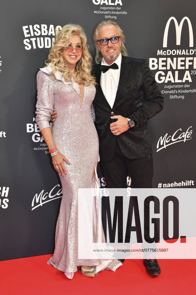 Carmen Geiss und Robert Geiss bei der 19. McDonald s Benefiz Gala zugunsten der McDonald s Kinderhilfe Stiftung in den Eisbach Studios. München