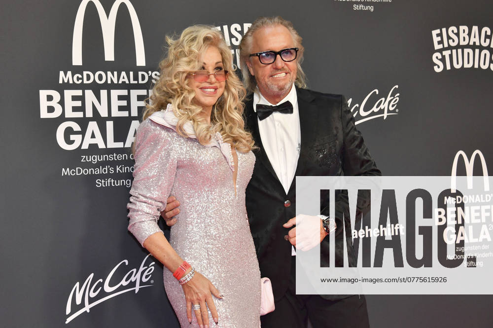 Carmen Geiss und Robert Geiss bei der 19. McDonald s Benefiz Gala zugunsten der McDonald s Kinderhilfe Stiftung in den Eisbach Studios. München