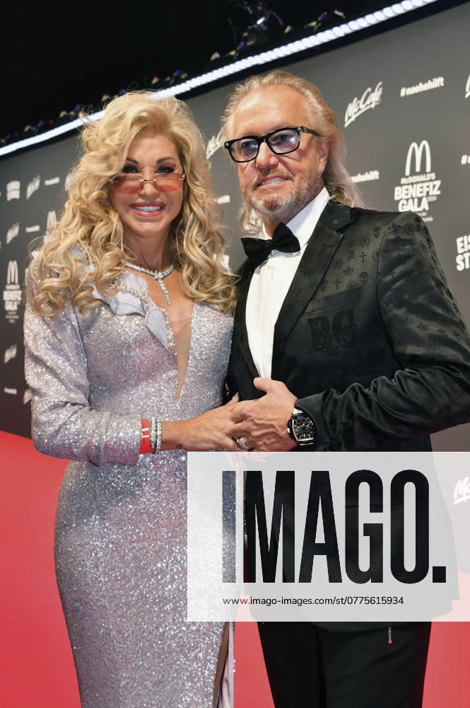 Carmen Geiss und Robert Geiss bei der 19. McDonald s Benefiz Gala zugunsten der McDonald s Kinderhilfe Stiftung in den Eisbach Studios. München