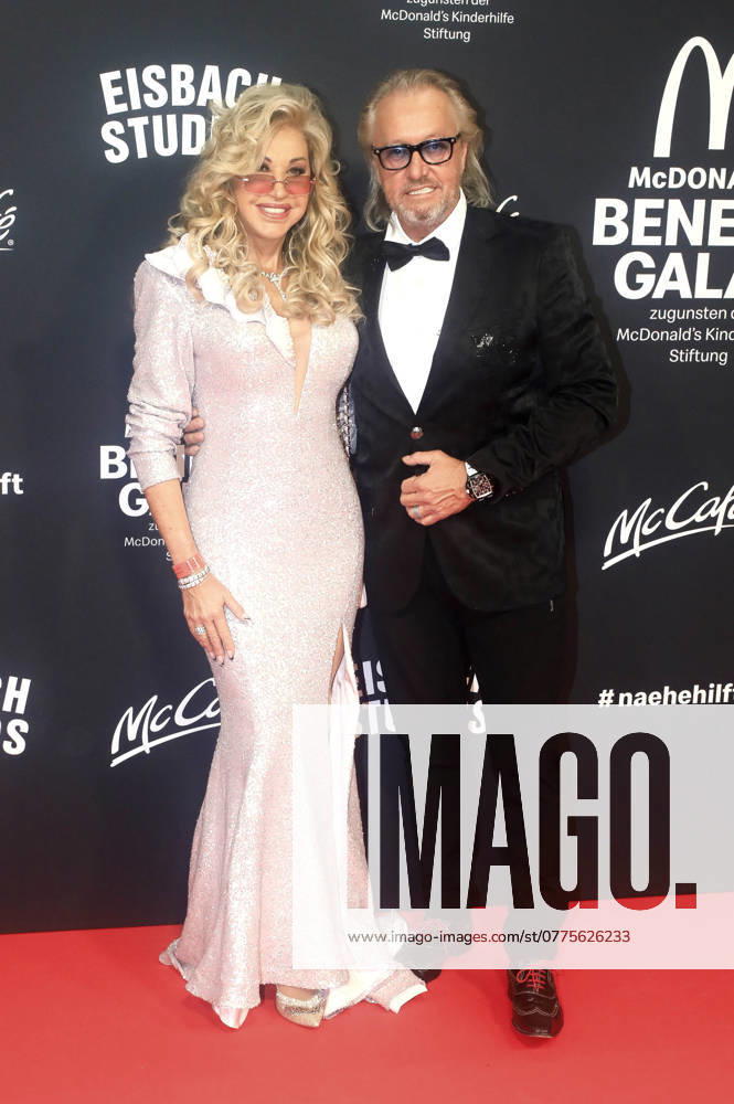 Carmen Geiss und Robert Geiss bei der 19. McDonald s Benefiz Gala zugunsten der McDonald s Kinderhilfe Stiftung in den Eisbach Studios. München