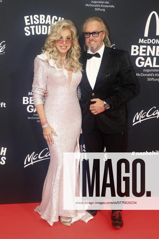 Carmen Geiss und Robert Geiss bei der 19. McDonald s Benefiz Gala zugunsten der McDonald s Kinderhilfe Stiftung in den Eisbach Studios. München