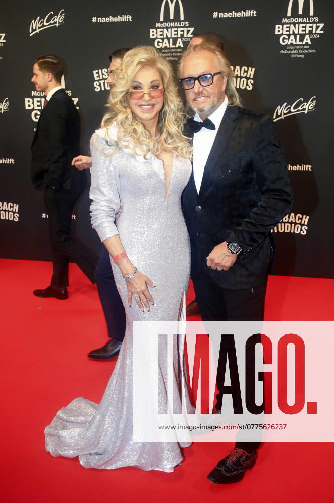 Carmen Geiss und Robert Geiss bei der 19. McDonald s Benefiz Gala zugunsten der McDonald s Kinderhilfe Stiftung in den Eisbach Studios. München