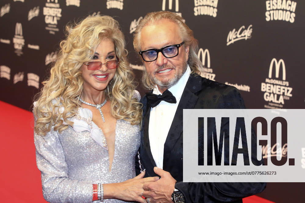 Carmen Geiss und Robert Geiss bei der 19. McDonald s Benefiz Gala zugunsten der McDonald s Kinderhilfe Stiftung in den Eisbach Studios. München