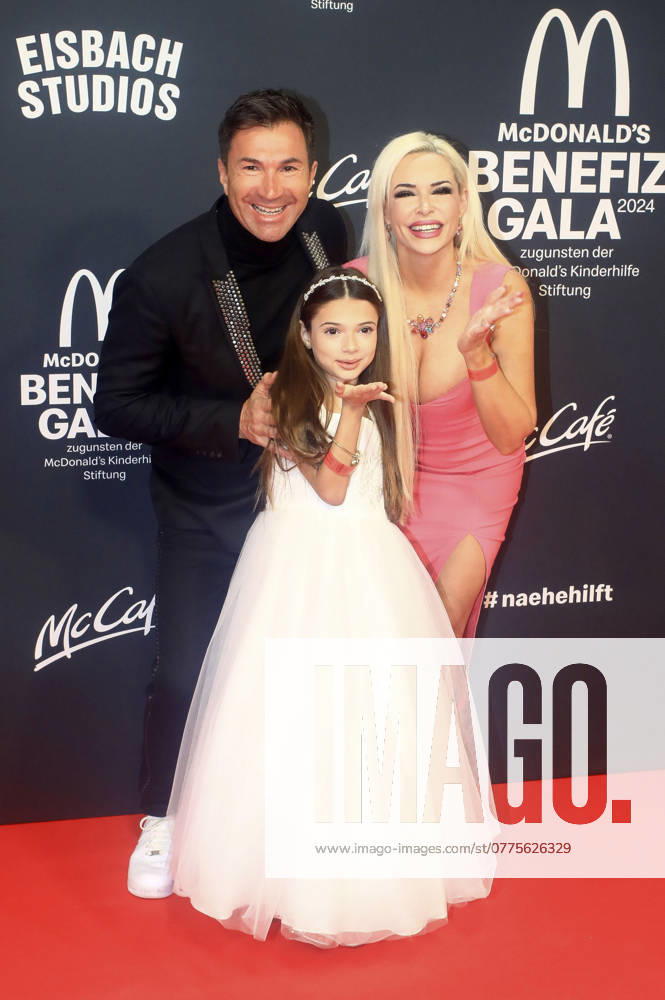 Lucas Cordalis, Sophia Katzenberger mit Daniela Katzenberger bei der 19. McDonald s Benefiz Gala zugunsten der McDonald s Kinderhilfe Stiftung in den Eisbach Studios. München