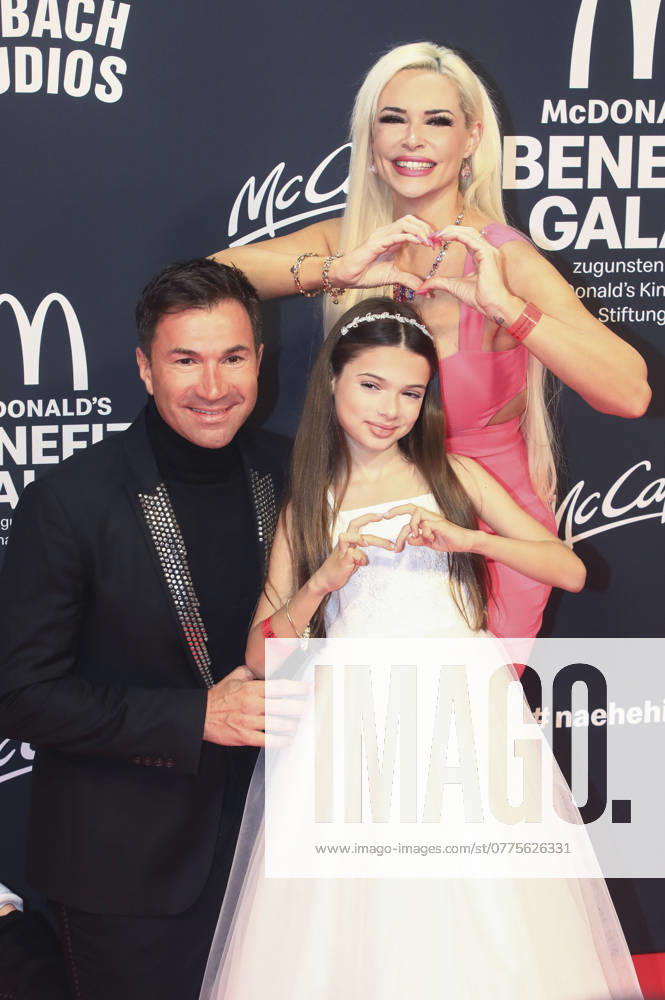 Lucas Cordalis, Sophia Katzenberger mit Daniela Katzenberger bei der 19. McDonald s Benefiz Gala zugunsten der McDonald s Kinderhilfe Stiftung in den Eisbach Studios. München