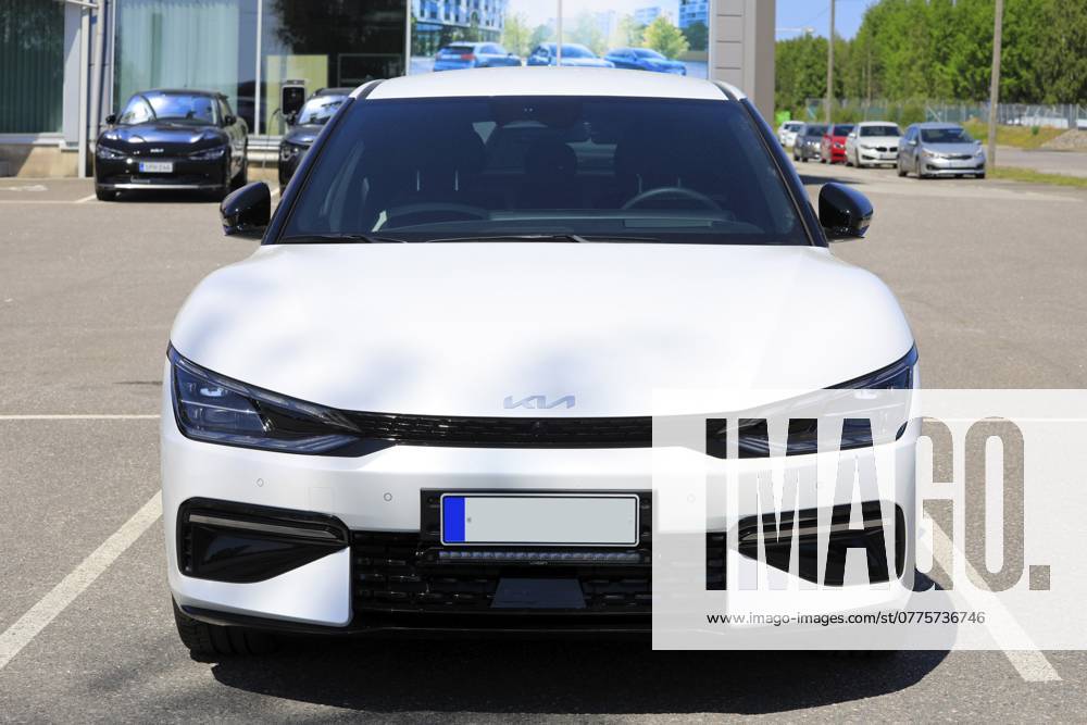 Weißer Kia EV6, vollelektrischer Crossover, geparkt bei einem Neuwagenhändler. Ansicht von vorne. Salo, Finnland. 11. Juni 2023 White Kia EV6 fully electric crossover car parked at the new car dealership. Front view. Salo, Finland. June 11, 2023