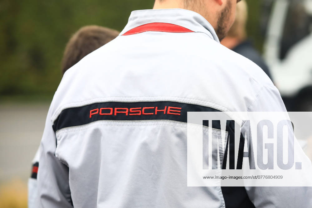 Warnstreik bei Porsche Leipzig Leipzig - 30.10..2024 Warnstreik der IG Metall bei Porsche in Leipzig Sachsen Germany