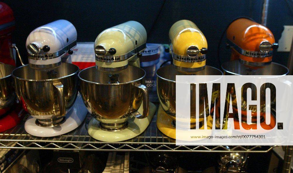 IMAGO Creative: Haushaltsgeräte - Küchenmaschine Sept. 2, 2008 - KitchenAid mixers, which come in myriad colors, rank high on gift-registry lists year after year. ( Seattle Times MCT) - ZUMAm67_ 20080902_baf_m67_010