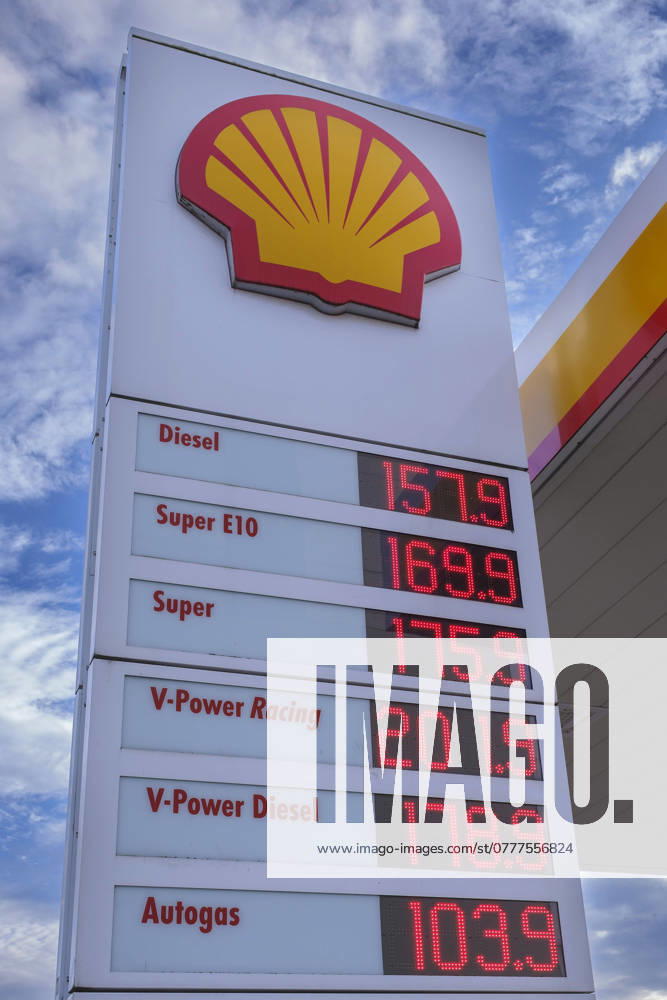 Digitale Preistafel an einer Shell Tankstelle