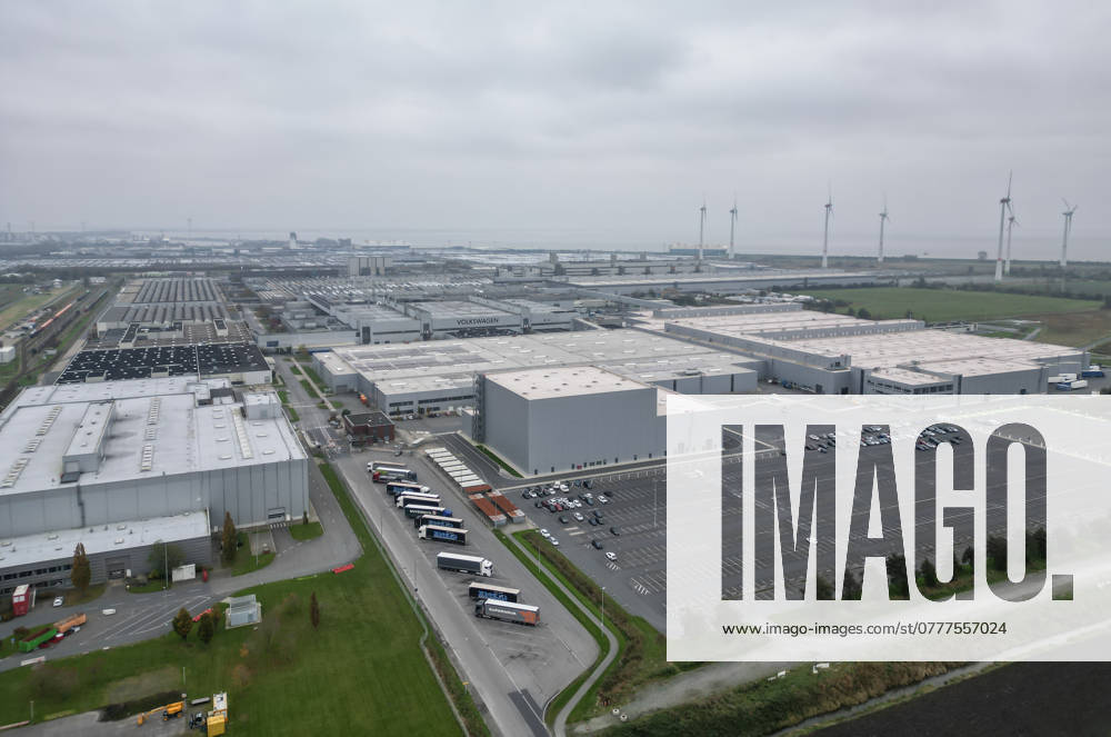 Volkswagen-Werk Emden in der Krise. Blick auf das Volkswagen-Werk in Emden. Europas größter Autobauer möchte drei Werke in Deutschland schließen und Zehntausende Mitarbeiter entlassen. Emden Niedersachsen Deutschland