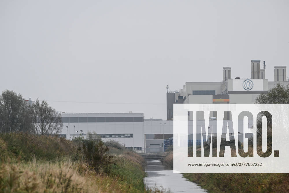 Volkswagen-Werk Emden in der Krise. Blick auf das Volkswagen-Werk in Emden. Europas größter Autobauer möchte drei Werke in Deutschland schließen und Zehntausende Mitarbeiter entlassen. Emden Niedersachsen Deutschland