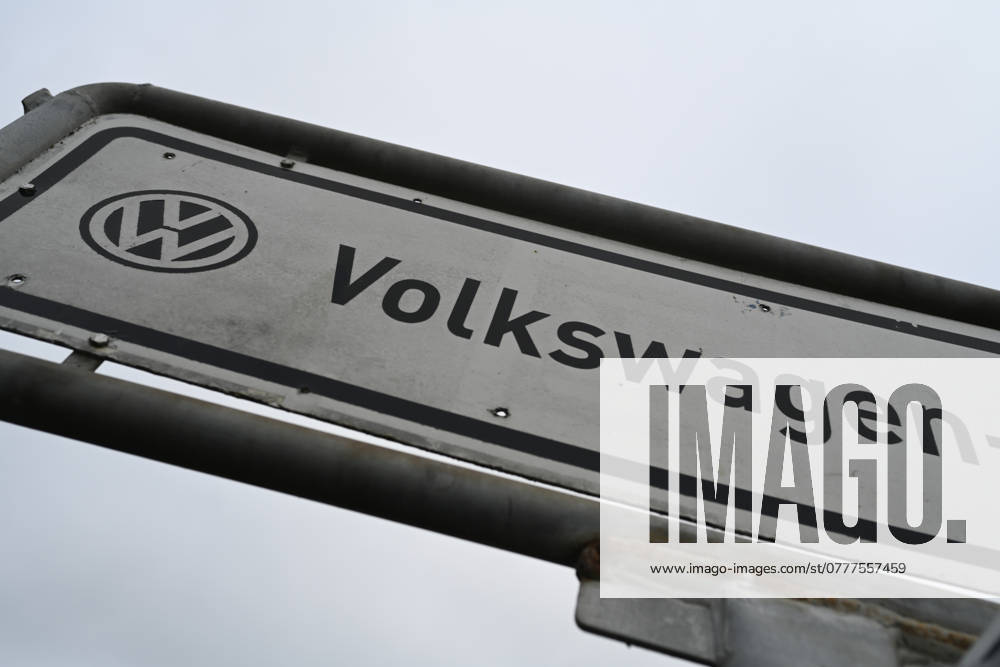 Volkswagen-Werk Emden in der Krise. Ein in die Jahre gekommenes Verkehrszeichen mit der Aufschrift Volkswagen-Werk steht am Straßenrand. Europas größter Autobauer möchte drei Werke in Deutschland schließen und Zehntausende Mitarbeiter entlassen. Emden Niedersachsen Deutschland