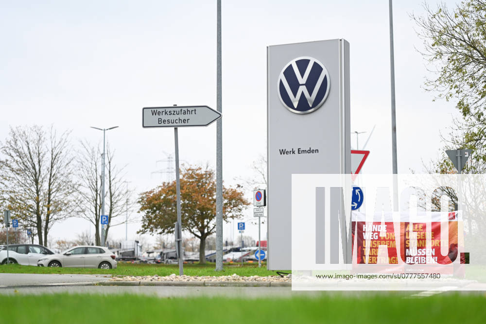 Volkswagen-Werk Emden in der Krise. Vor dem Volkswagen-Werk Emden steht ein Schild mit der Aufschrift Werk Emden. Daneben stehen Banner der IG-Metall Küste. Europas größter Autobauer möchte drei Werke in Deutschland schließen und Zehntausende Mitarbeiter entlassen. Emden Niedersachsen Deutschland