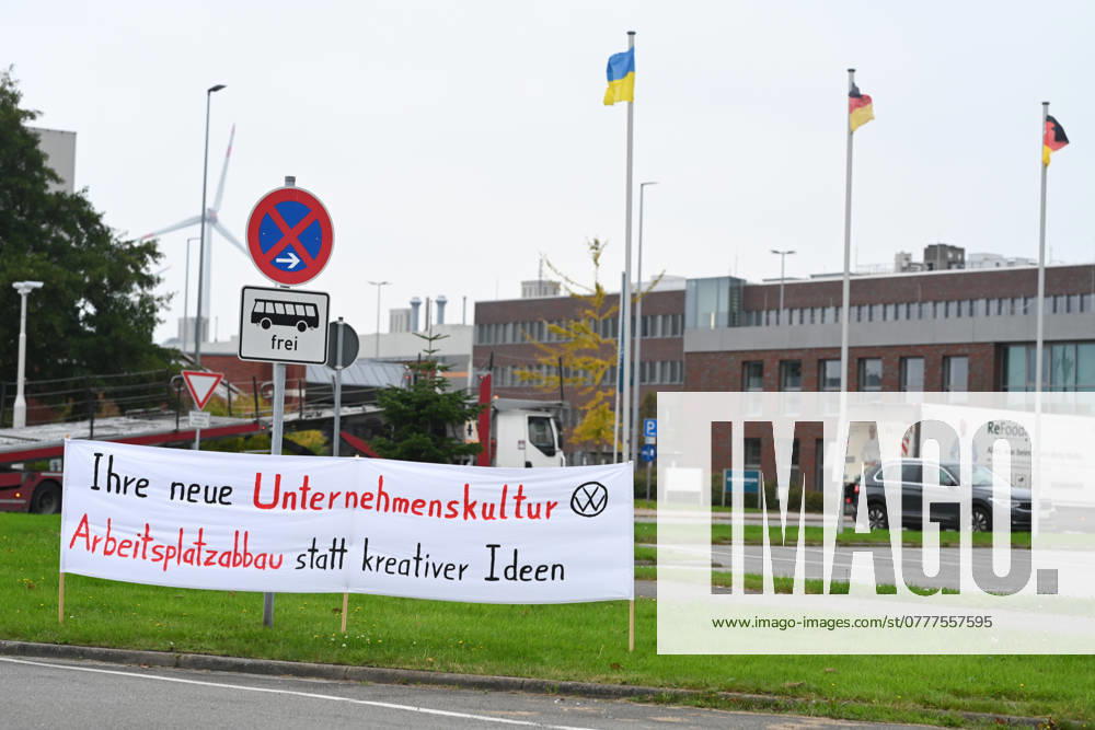 Volkswagen-Werk Emden in der Krise. Die IG-Metall Küste weißt auf den Zufahrtswegen zum Volkswagen-Werk Emden mit Banner auf die Krise hin. Europas größter Autobauer möchte drei Werke in Deutschland schließen und Zehntausende Mitarbeiter entlassen. Emden Niedersachsen Deutschland