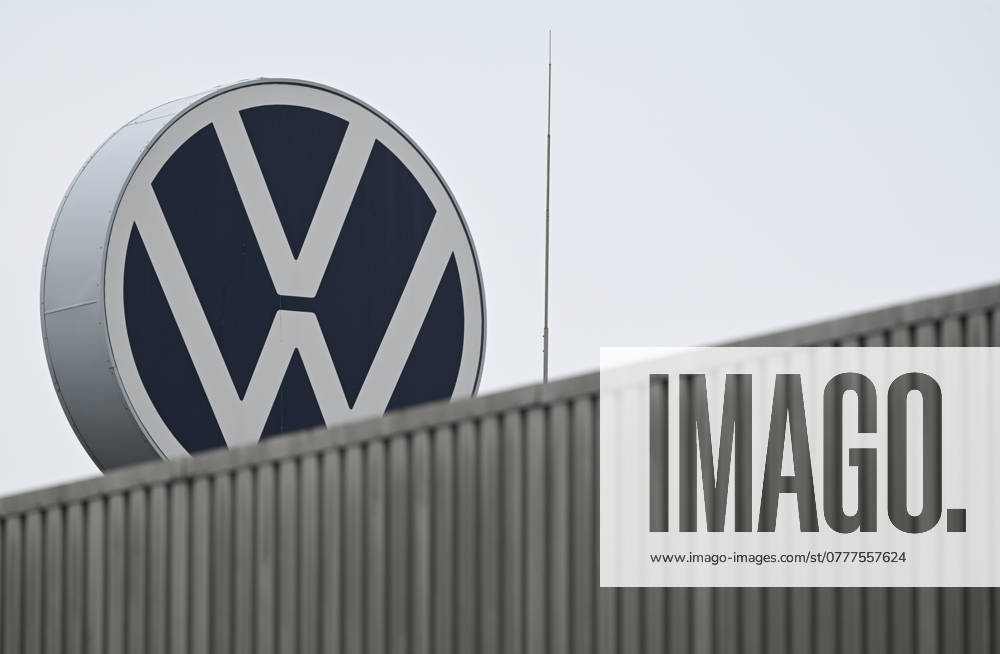 Volkswagen-Werk Emden in der Krise. Das Volkswagen-Logo über den Werkshallen in Emden Europas größter Autobauer möchte drei Werke in Deutschland schließen und Zehntausende Mitarbeiter entlassen. Emden Niedersachsen Deutschland