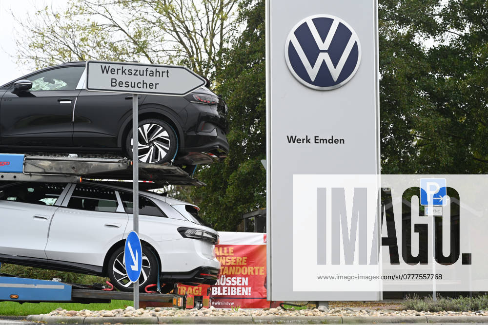 Volkswagen-Werk Emden in der Krise. Blick auf einen Autotransporte mit neuen E-Autos aus dem Werk Emden. Europas größter Autobauer möchte drei Werke in Deutschland schließen und Zehntausende Mitarbeiter entlassen. Emden Niedersachsen Deutschland