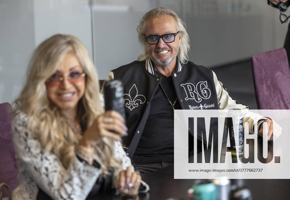 Carmen und Mann Robert Geiss Vorstellung von Scull liquid , der neuen Wasser-Marke der Familie Geiss mit Rober Carmen Davina und Shania Geiss in der Firmenzentrale der Orterer Group in Unterschleißheim Datum: 21.10.2024