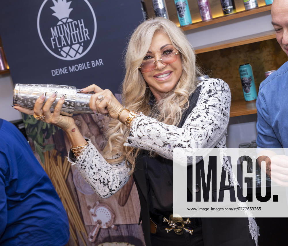 Carmen Geiss mixt einen Cocktail mit dem Cocktail Shaker Vorstellung von Scull liquid , der neuen Wasser-Marke der Familie Geiss mit Rober Carmen Davina und Shania Geiss in der Firmenzentrale der Orterer Group in Unterschleißheim Datum: 21.10.2024