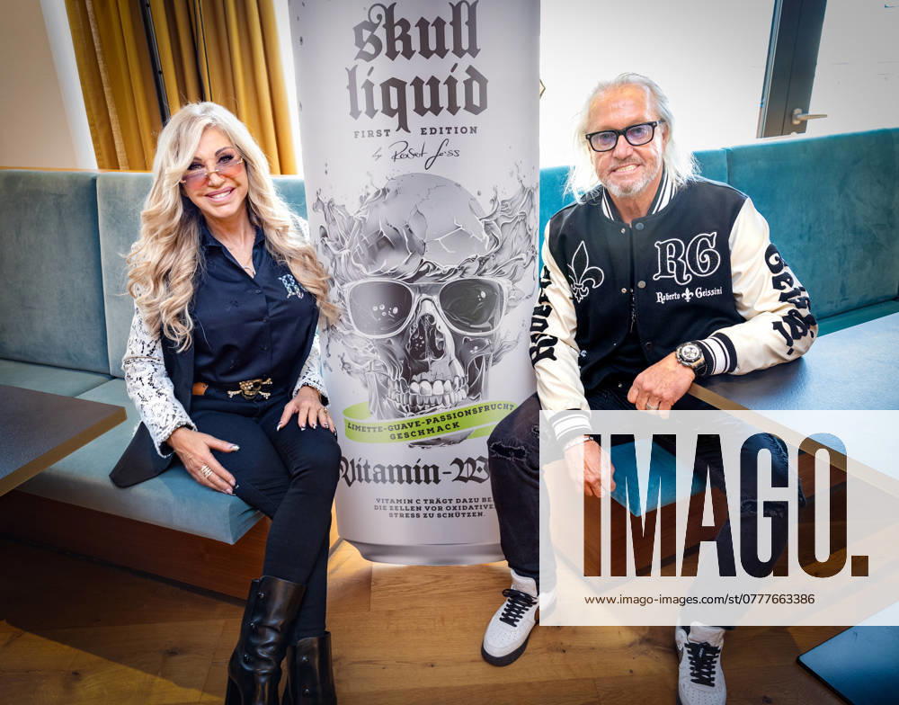 Carmen und Mann Robert Geiss Vorstellung von Scull liquid , der neuen Wasser-Marke der Familie Geiss mit Rober Carmen Davina und Shania Geiss in der Firmenzentrale der Orterer Group in Unterschleißheim Datum: 21.10.2024