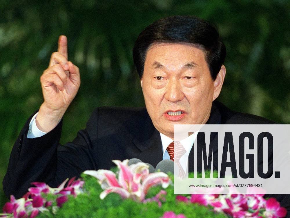 The Chinese Premier, Mr Zhu Rongji, talks to the press in his annual press conference at the end of the National People s Congress (NPC) meetings in Beijing, China on 15 March 2002. BEIJING CHINA