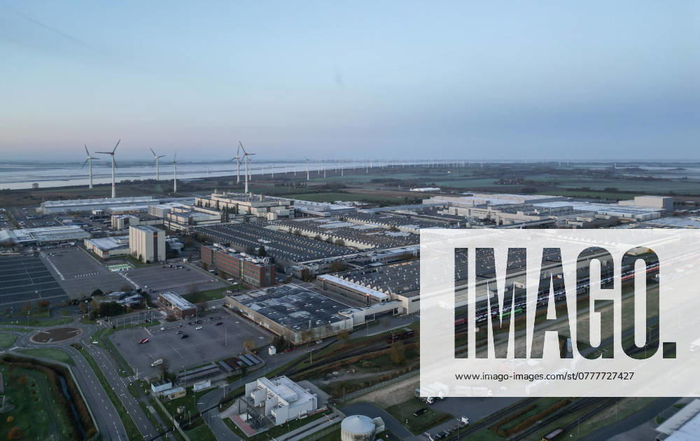 Volkswagen-Werk Emden in der Krise. Blick auf das Volkswagen-Werk in Emden. Europas größter Autobauer möchte drei Werke in Deutschland schließen und Zehntausende Mitarbeiter entlassen. Emden Niedersachsen Deutschland