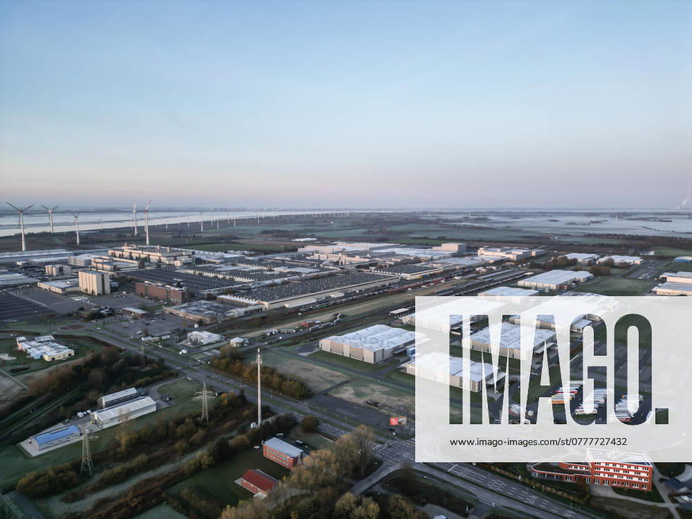 Volkswagen-Werk Emden in der Krise. Blick auf das Volkswagen-Werk und Zulieferer-Firmen in Emden. Europas größter Autobauer möchte drei Werke in Deutschland schließen und Zehntausende Mitarbeiter entlassen. Emden Niedersachsen Deutschland