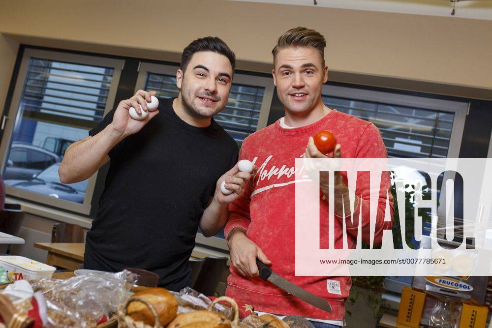 Lars Steinhöfel und Benjamin Heinrich beim exklusiven Photoshooting am Set der 5555. Folge der RTL TV-Serie Unter uns in den MMC Studios. Köln, 09.12.2016 Foto:xC.xFuturexImage