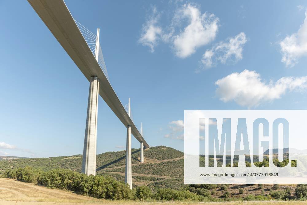 Viadukt von Millau, Schrägseilbrücke über das Tarn Tal. Die höchste Straßenbrücke der Welt. Autobahn A75. Aveyron, Frankreich, Europa Millau viaduct, cable-stayed bridge over Tarn valley. The highest road bridge in the world. A75 motorway. Aveyron, France, Europe