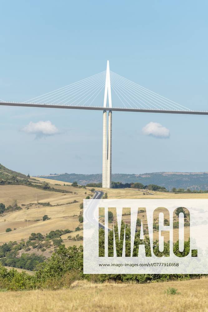 Viadukt von Millau, Schrägseilbrücke über das Tarn Tal. Die höchste Straßenbrücke der Welt. Autobahn A75. Aveyron, Frankreich, Europa Millau viaduct, cable-stayed bridge over Tarn valley. The highest road bridge in the world. A75 motorway. Aveyron, France, Europe