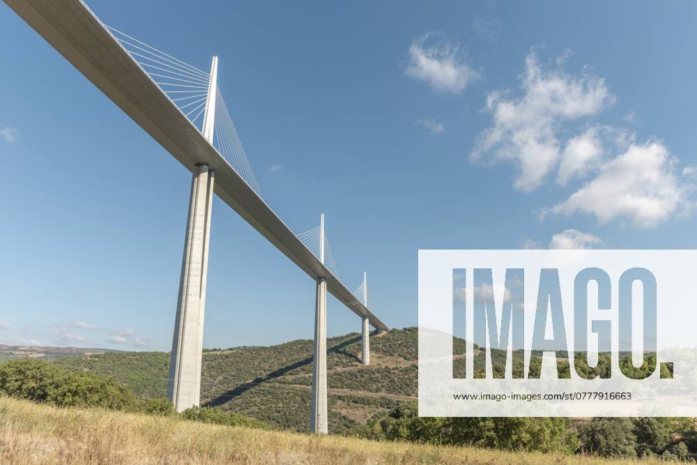Viadukt von Millau, Schrägseilbrücke über das Tarn Tal. Die höchste Straßenbrücke der Welt. Autobahn A75. Aveyron, Frankreich, Europa Millau viaduct, cable-stayed bridge over Tarn valley. The highest road bridge in the world. A75 motorway. Aveyron, France, Europe