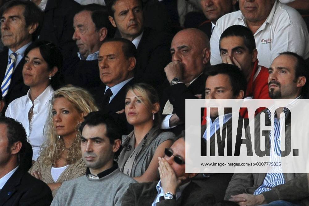 Ministerpräsident Silvio Berlusconi (ITA, hi.) neben Vizepräsident Adriano Galliani, vorn Mitte: Tochter Barbara Barbara Berlusconi auf der Tribüne --- AC Mailand (rot) vs. Bologna FC (weiß) Andreaxstaccioli Zuschauer Tribüne people Politik Funktionär Familie privat Kind