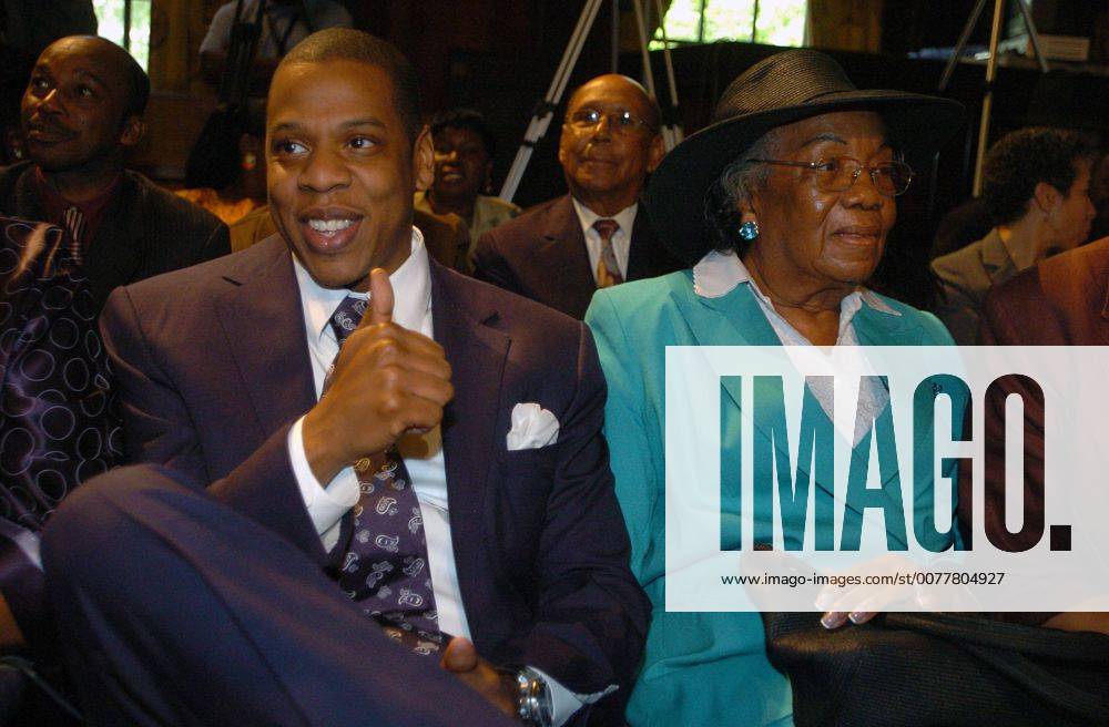 Manhattan, NY, USA - JAY-Z (L), giving a thumbs up, seated with family in City Council Chambers. Gloria Carter, CEO of the Shawn Carter Scholarship Fund, named after her son Shawn Carter who is also known as Jay-Z, is honored by the City Council of New York for her charitable efforts. The Shawn Carter Scholarship Fund is an education focused charity that has placed over 5 dozen students in top-tier colleges and also offers mentoring and college tutoring. - ZUMAb09_ 20070509_bry_b09_016
