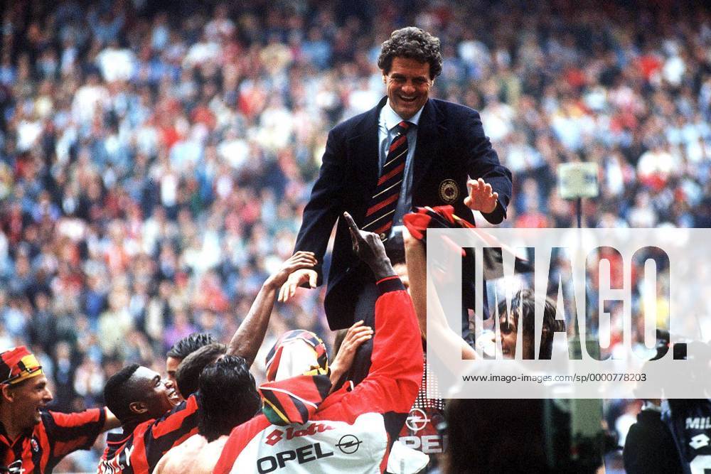 Trainer Fabio Capello (Milan) wird von seinen Schützlingen auf Schultern getragen Fußball Herren Serie A 1995 1996, 1. Italienische Liga, AC Mailand Gruppe Mailand Begeisterung, Freude,