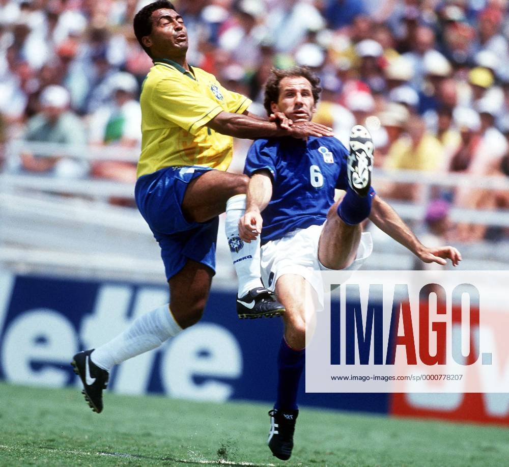 Franco Baresi (re., Italien) gegen Romario (Brasilien) Fußball WM Herren Weltmeisterschaft 1994, Nationalmannschaft, Nationalteam, Nationaltrikot, Länderspiel, Finale Gruppe Pasadena Dynamik, Kampf,