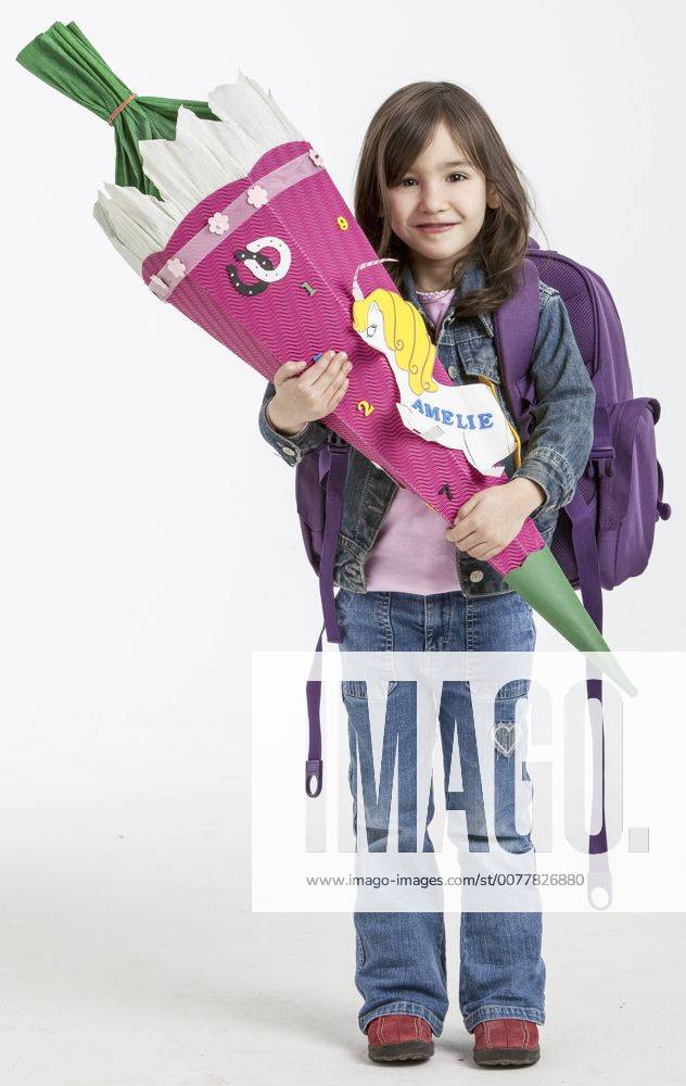 Kleines Maedchen mit Schultuete (model-released)
