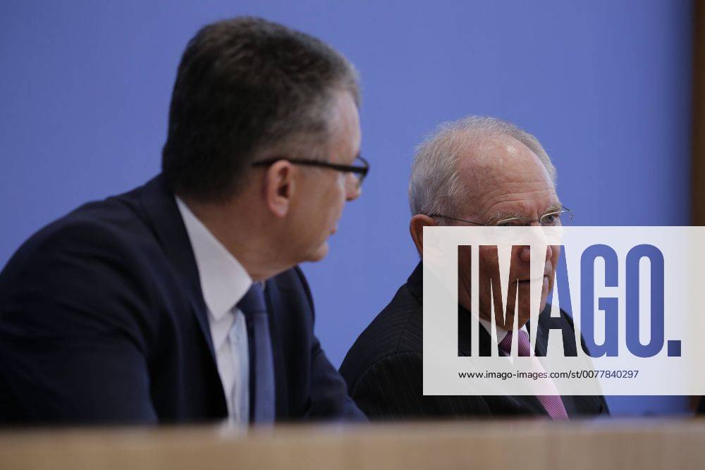 Staatssekretär Werner Gatzer, BMF, Bundesminister der Finanzen Dr. Wolfgang Schäuble, Deutschland, Berlin, Bundespressekonferenz, Thema: Eckwerte des Bundeshaushalts 2018 und des Finanzplans bis 2021
