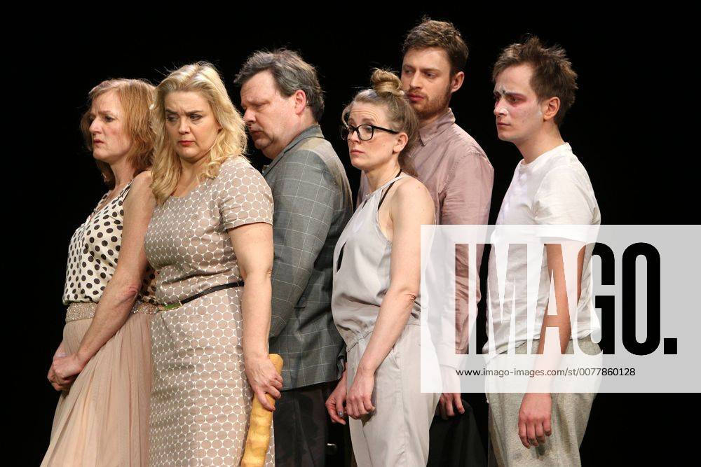 Nina Petri, Cornelia Schirmer, Ulrich Bähnk, Antje Otterson, Jonas Anders und Marco Reimers auf der Bühne bei der Probe zum Stück Ich habe Bryan Adams geschreddert (Premiere am 19.03.2017) am 17.03.2017 im Theater Hamburger Kammerspiele in Hamburg Ich habe Bryan Adams geschreddert in Hamburg, 2017