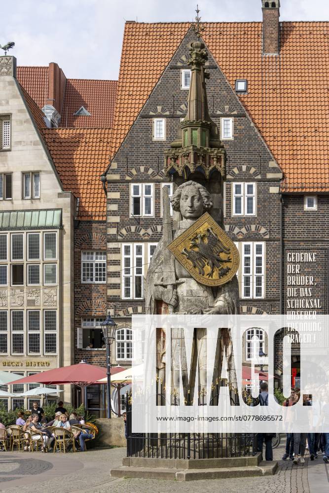 Steinstatue mit Rüstung und Wappen Bremer Roland auf dem Marktplatz in der Altstadt von Bremen, Hansestadt Bremen, Deutschland, Europa Stone statue with armour and coat of arms Bremen Roland on the market square in the old town of Bremen, Hanseatic City of Bremen, Germany, Europe