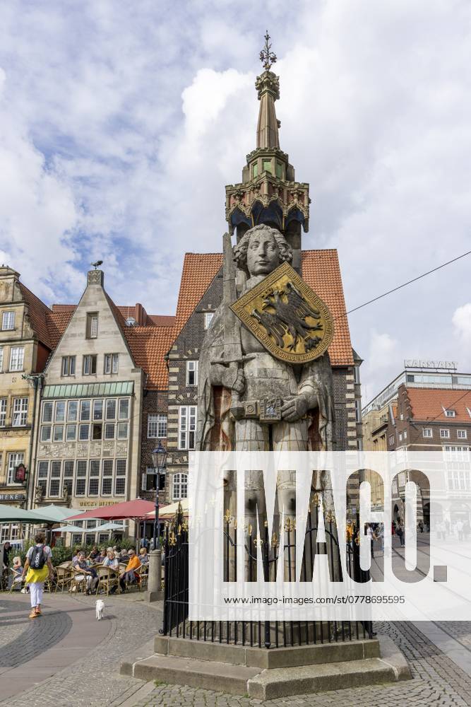 Steinstatue mit Rüstung und Wappen Bremer Roland auf dem Marktplatz in der Altstadt von Bremen, Hansestadt Bremen, Deutschland, Europa Stone statue with armour and coat of arms Bremen Roland on the market square in the old town of Bremen, Hanseatic City of Bremen, Germany, Europe