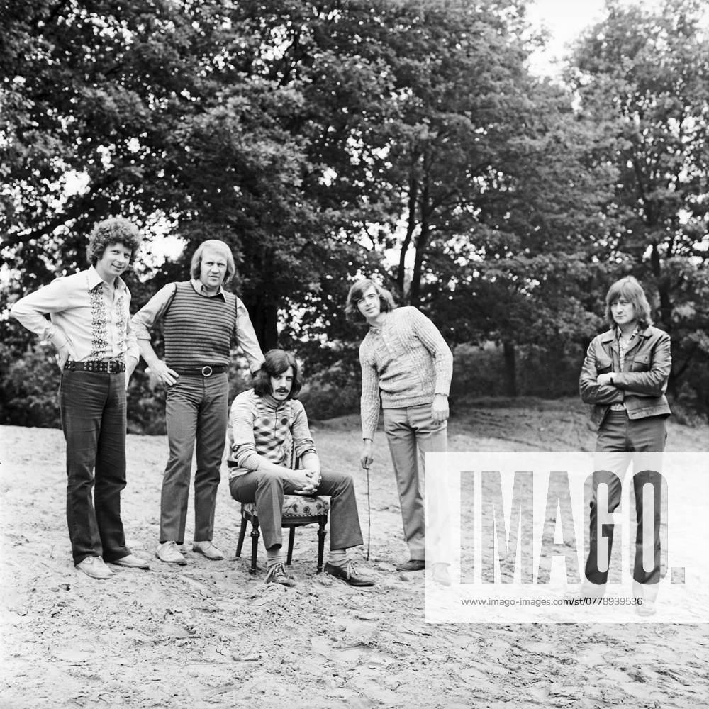 Puhdys Die deutsche Rockband Puhdys bei einem Fotoshooting an einem Fluss irgendwo in Ostdeutschland, DDR 1973. Deutschland DDR