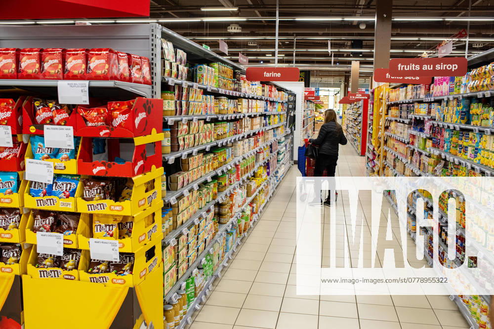 Luxembourg, Bertrange, April 2024: Cora hypermarket changes name to Leclerc hypermarket Luxembourg, Bertrange: the E.Leclerc hypermarket in Bertrange Ccial City Concorde, formerly a Cora store. April 2024: the hypermarket has been bought out by independents and will is rebranded from Cora to Leclerc. Cheese department with E.Leclerc brand fresh produce. Customer shopping with her cart in the hypermarket, packets of M&M s on an end aisle display. BERTRANGE Europe; Western Europe; Luxemburg