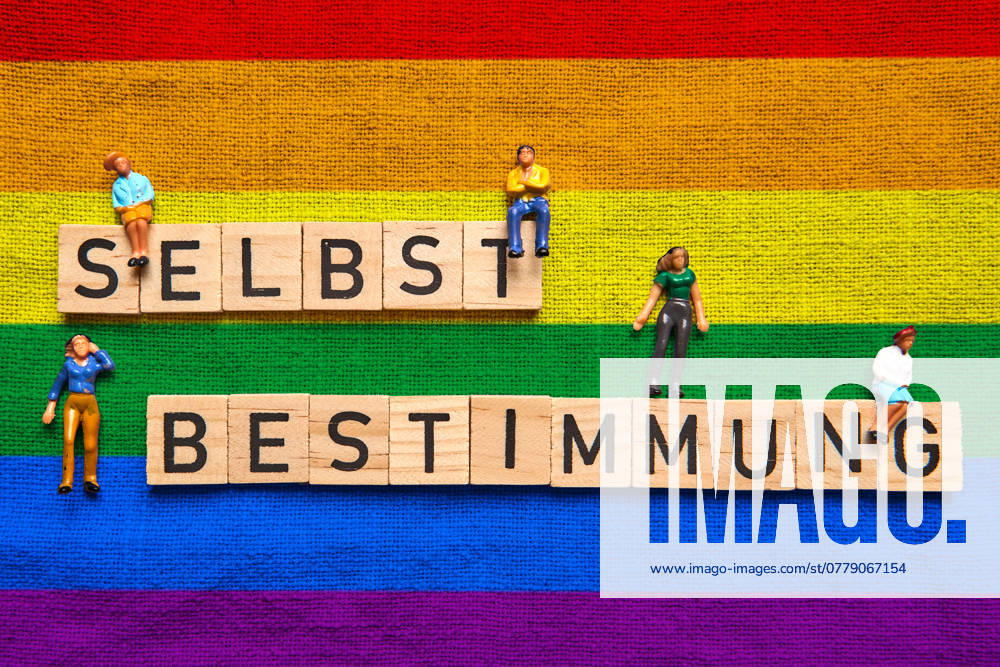 Selbstbestimmung setzt auf einer LGBTQ+ bzw. Regenbogen-Fahne in Bezug auf . Symbolbild Selbstbestimmungsgesetz, bzw. Transsexuellen-gesetz, Geschlechtsidentität bzw. Geschlecht, Identität und Name einfacher an die eigene Lebenswirklichkeit anpassen.