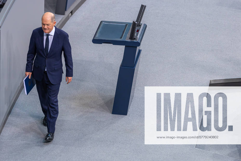199. Sitzung des Bundestages am 13. November 2024. Deutschland, Berlin: Bundeskanzler Olaf Scholz (SPD) geht zurück zu seinem Platz nach der Regierungserklärung zur aktuellen Lage nach dem Scheitern der Ampel-Koalition.