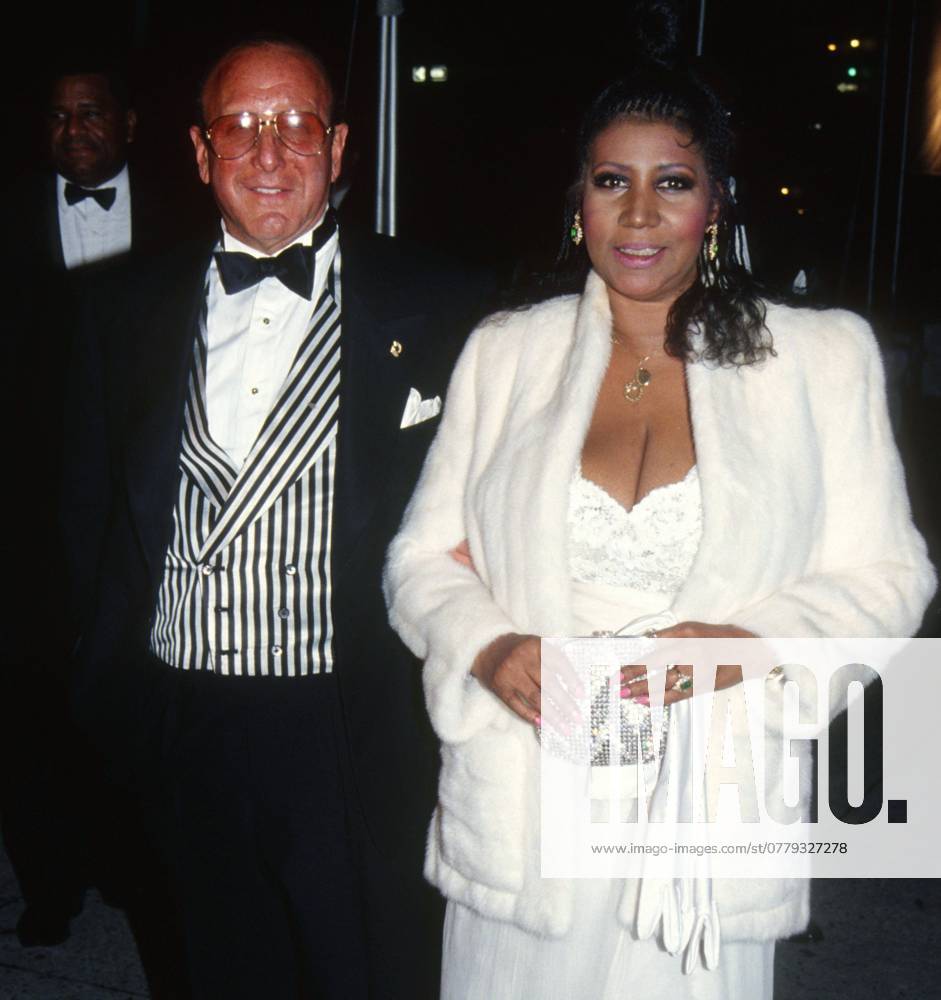 Clive Davis, Aretha Franklin, 1992. ph: John Barrett PHOTOlink Courtesy Everett Collection (Aretha Franklin Clive Davis7467)ASCA041 F4030 PUBLICATIONXNOTxINxCANxCHNxFRAxITAxJPNxNORxPOLxRUSxESPxUKxUSA