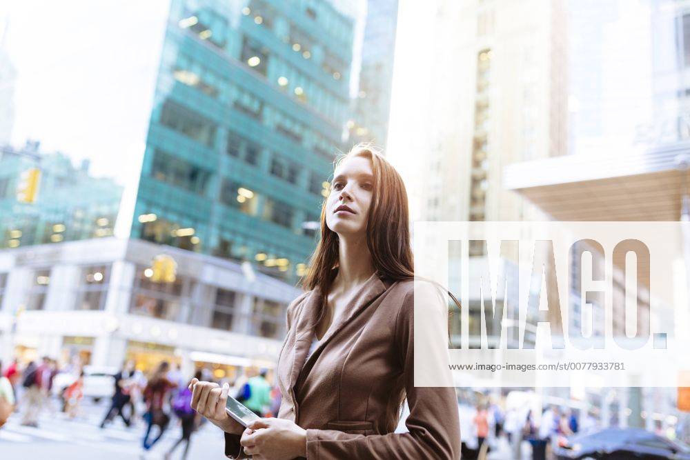 USA, New York, Manhattan, portrait of young businesswoman with tablet model released Symbolfoto BOYF00716
