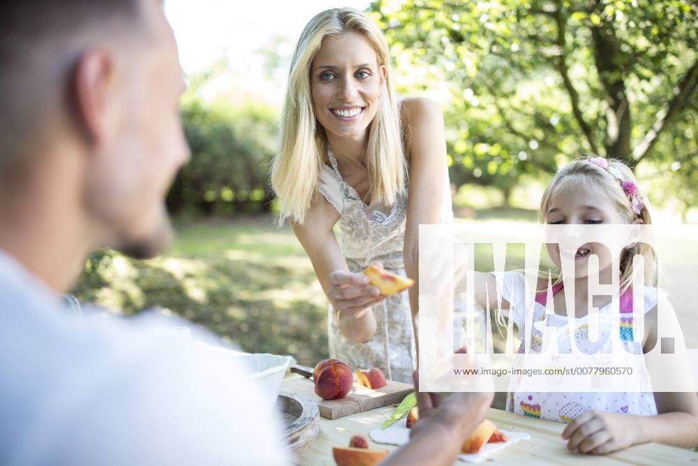 IMAGO Creative, Food, Trend, Meal Prep Happy family in garden preserving peaches model released Symbolfoto WESTF22779