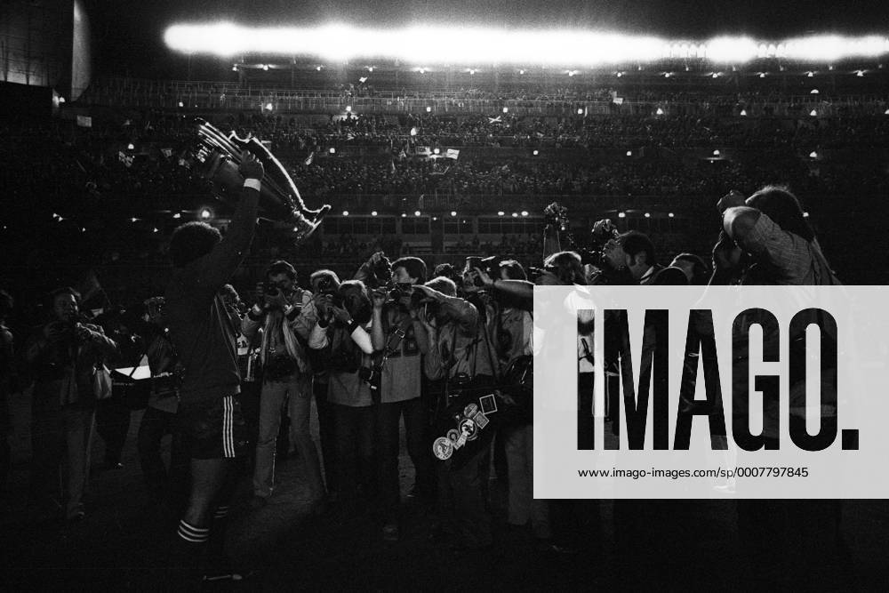 Nottingham Forest ist Europapokalsieger der Landesmeister 1980: Torwart Peter Shilton mit dem Pokal o0 Fotograf, Sportfotograf Medieninteresse o00 Symbol Medien Totale