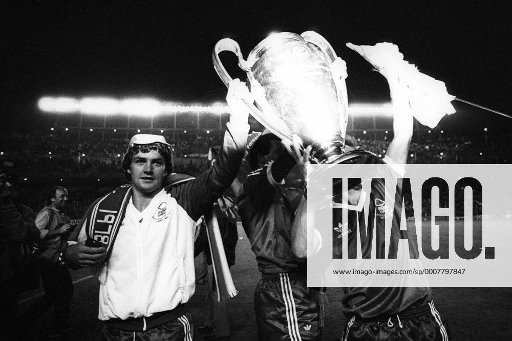 Nottingham Forest ist Europapokalsieger der Landesmeister 1980: Gary Mills mit dem Pokal