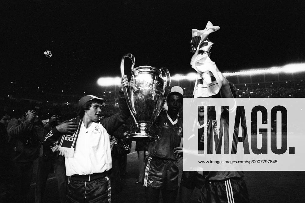 Nottingham Forest ist Europapokalsieger der Landesmeister 1980, v.li.: Gary Mills, Viv Anderson und Garry Birtles mit dem Pokal